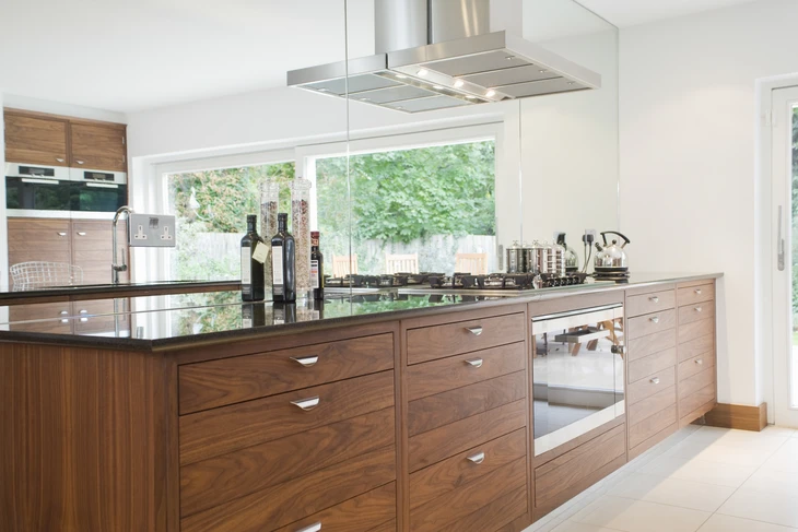 Espace intérieur vide avec mobilier encastré en L
