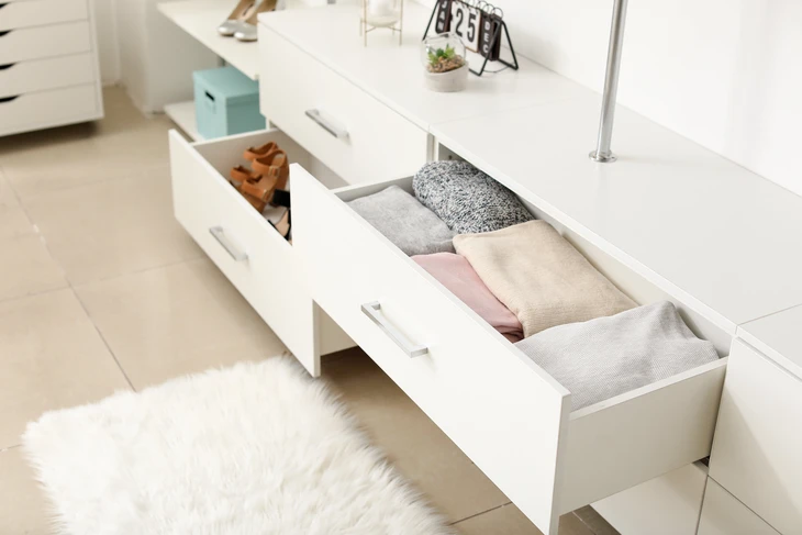 Espace intérieur vide avec mobilier encastré en L