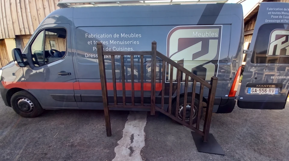 Scène extérieure, parking devant un bâtiment en bois
