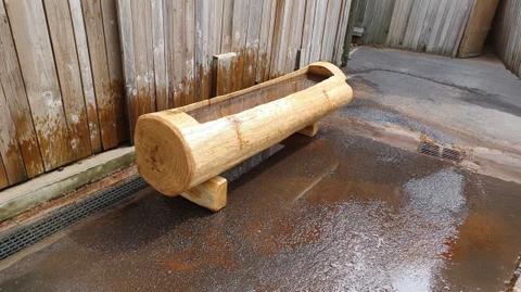 Scène extérieure, sol béton mouillé, clôture en planches de bois